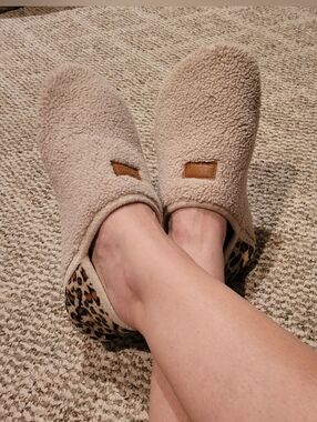 Cozy Cream Sherpa Slip-On Slippers with Leopard Accent